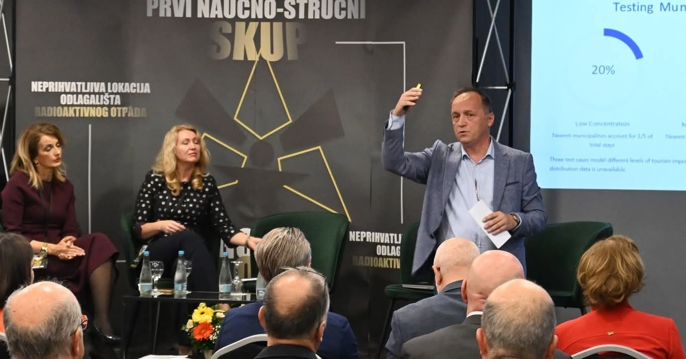 Univerzitet FINRA Tuzla na naučnom skupu u Bihaću – Prof. dr Saša Čekrlija predstavio rezultate istraživanja o uticaju izgradnje odlagališta nuklearnog otpada na Trgovskoj Gori na industriju turizma